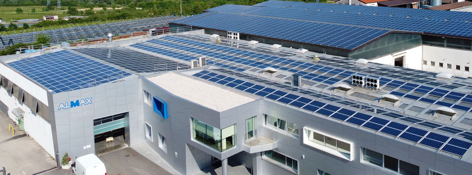 Located on the roofs of the production area, our two photovoltaic systems allow us to produce peaks of 250 kWh of renewable electricity that covers more than 10% of our total consumption.